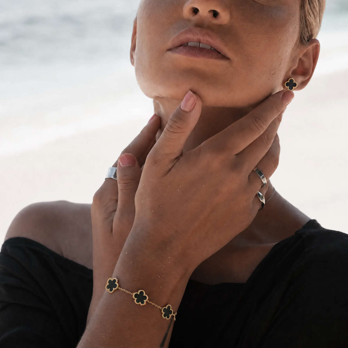 Trèfle Bracelet Gold & Onyx by Mizuki, view 4