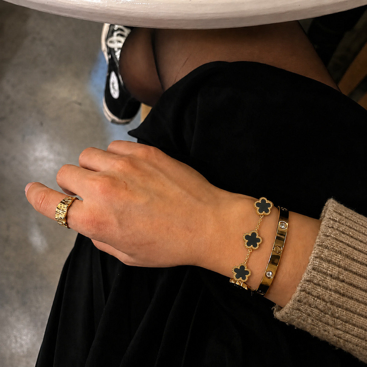 Trèfle Bracelet Gold & Onyx by Mizuki, view 6